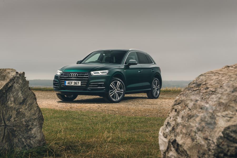  Audi Q5 55 TFSI e Quattro S-Line 2019 года  (UK) (фото 1 из 40)